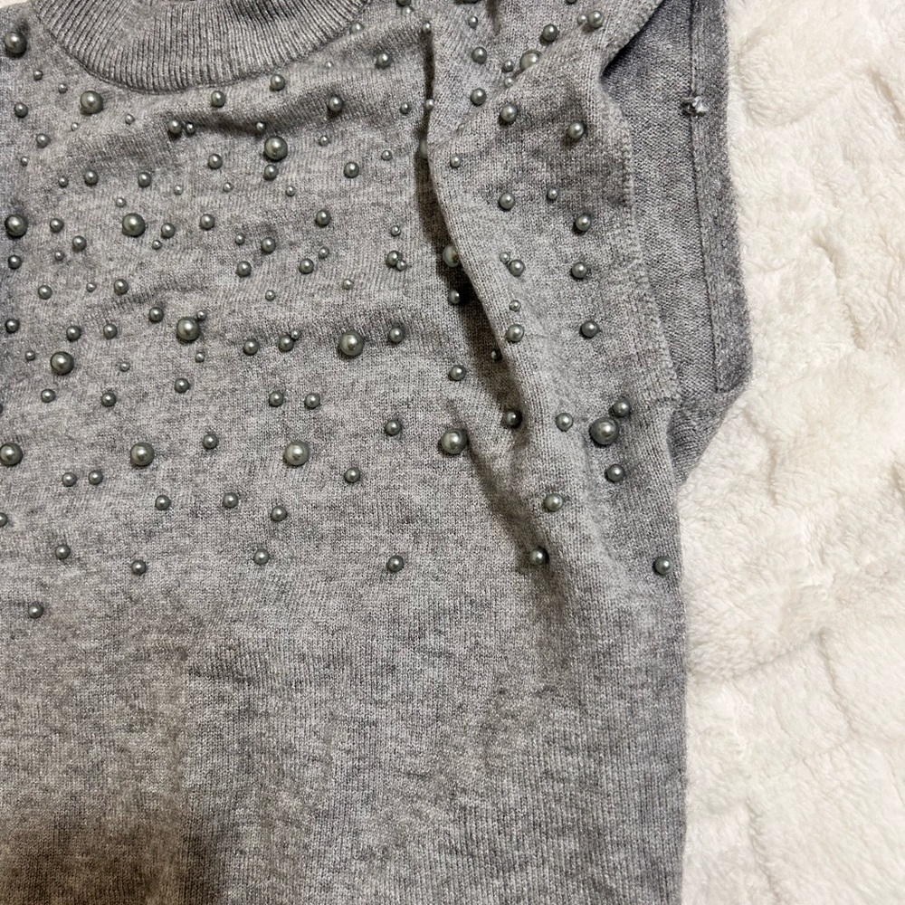 Gray Sleeveless Sweater with Beaded Design - Picture 4 of 7